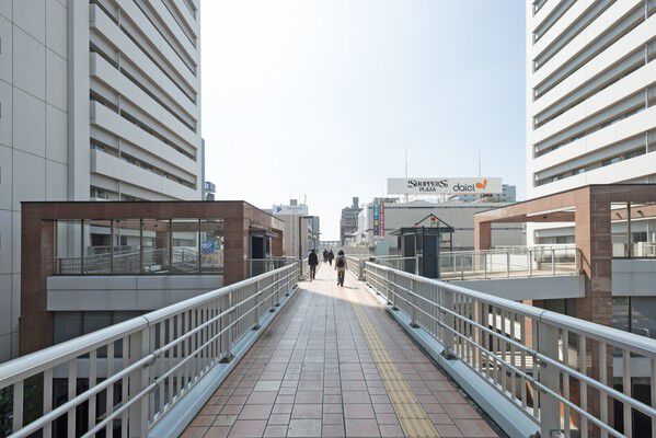 「海老名」駅からペデストリアンデッキを右に曲がると「ビナマークスウエスト」。		