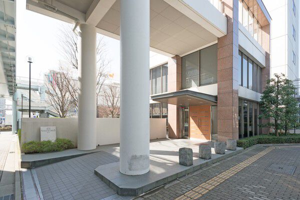 白い円柱が重厚感を感じさせるエントランス。		