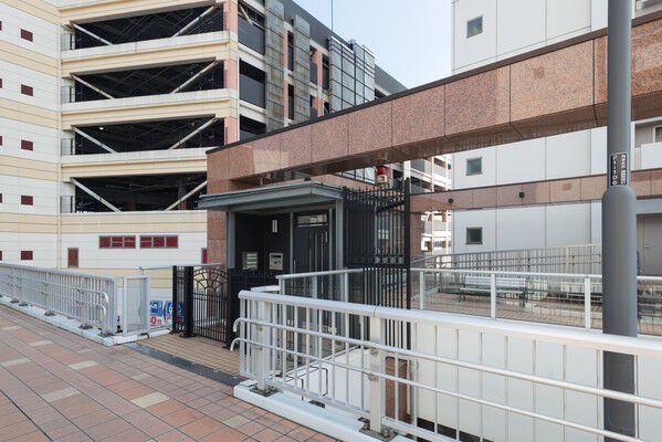 「海老名」駅までペデストリアンデッキでつながります。