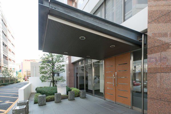 自然石素材を使用したエントランスが格調高く迎え入れてくれます。