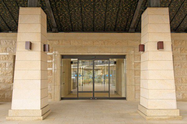 バリ建築の様なキャノピーを設えたエントランス。		