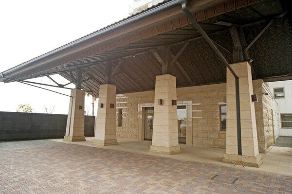 エントランスを抜けると、2層吹き抜けのロビーが広がります。	