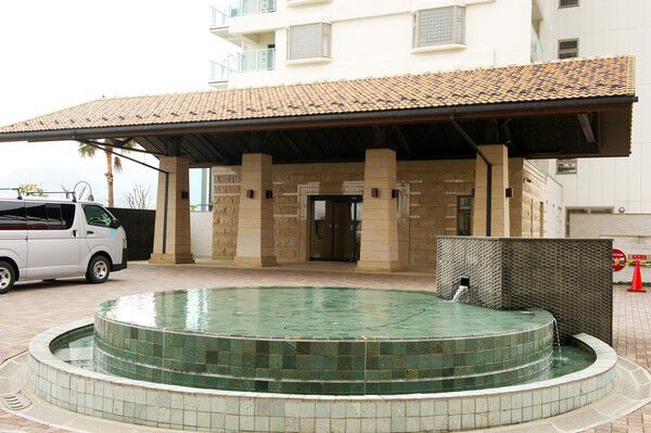 エントランス前には、爽やかな水盤を設けています。		