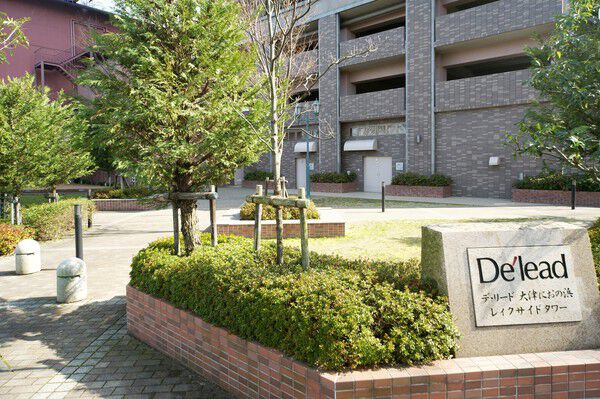 湖からのそよ風と緑、季節の花に包まれる空間。		