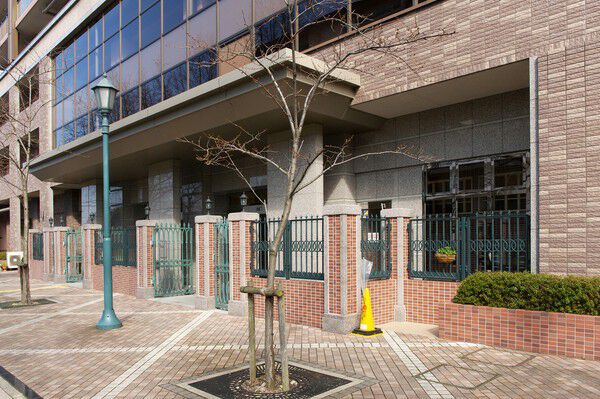 ガス燈風の街灯や庭園灯が、ロマンティックな雰囲気を醸し出します。		