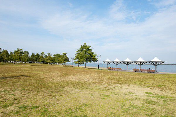 「大津湾岸なぎさ公園おまつり広場」は、約1,160m（徒歩15分）。	