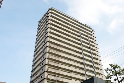 地上20階建て、総戸数174戸。駅前のランドマークともいえる住まい。