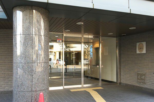 エントランスを抜けると中庭が設けられ、趣のある空間を演出しています。