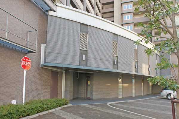 建物側の平面駐車場の他、3階ピット式の駐車場、合計135台分のスペースを確保。