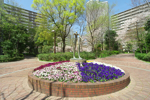 円形の花壇とモニュメントが、アーティスティックな雰囲気を醸し出す。