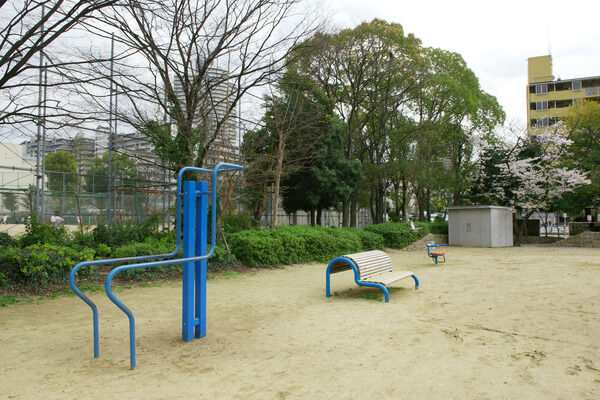 広いグラウンドもある「友渕公園」は、約600m（徒歩8分）。
