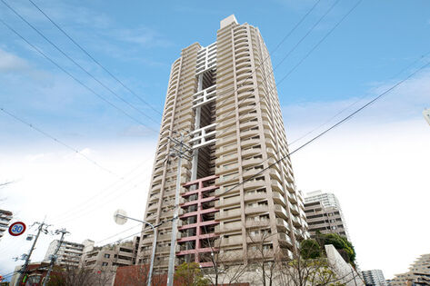 大阪市ハウジング大賞受賞。33階建て、存在感ある外観。	