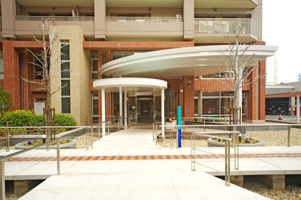 水辺が設けられたエントランスに続く道がやすらぎを誘います。 水辺が設けられたエントランスに続く道がやすらぎを誘います。