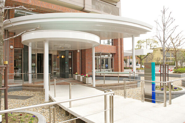 白色の明るいイメージで構成されたアプローチ。 白色の明るいイメージで構成されたアプローチ。