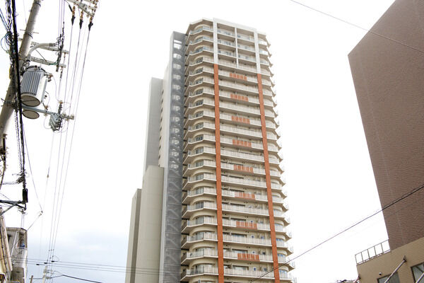 【メゾンドール都島サンライトタワー】すっきりと空に伸び上がるフォルムはタワーの醍醐味。 【メゾンドール都島サンライトタワー】すっきりと空に伸び上がるフォルムはタワーの醍醐味。