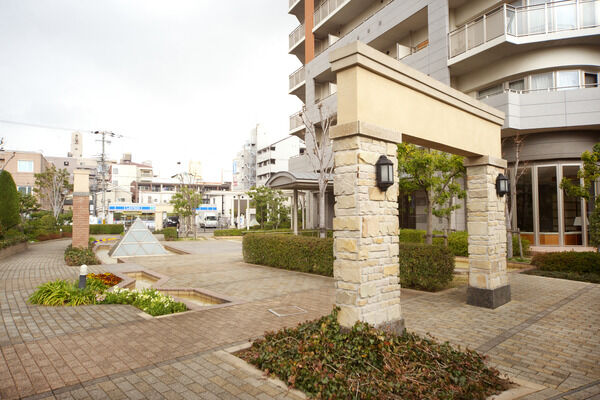 広い空間に溶け込んだアプローチの重厚感あるゲート。