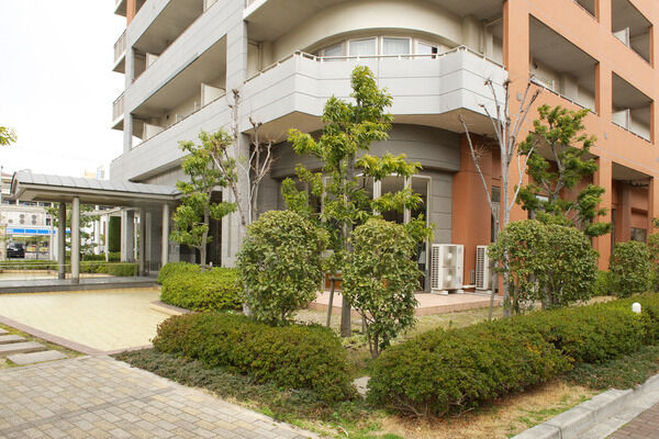 街の景観を形作る敷地内の植栽は季節感を巧みに取り込みます。