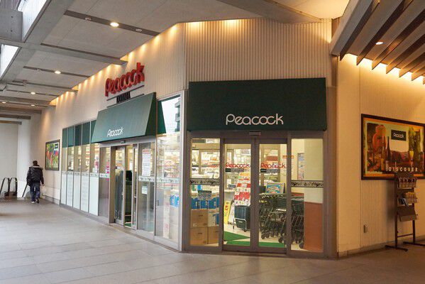 「大丸ピーコック・堂島クロスウォーク店」は約30m(徒歩1分）。