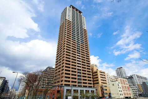 眼下に広がる街並みにマッチした外観。先進の都市生活ステージ。 眼下に広がる街並みにマッチした外観。先進の都市生活ステージ。
