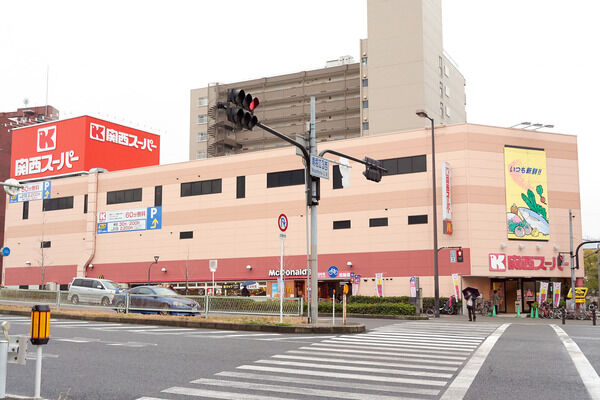 お買い物に便利な「関西スーパー南堀江店」まで約410m（徒歩6分）。		