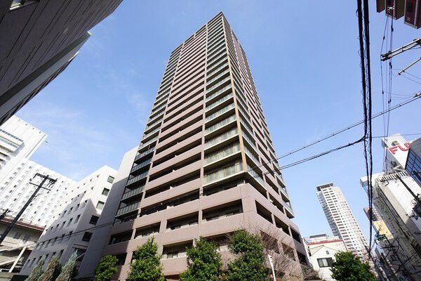 【ローレルコート上本町】地上27階建てのタワーマンション。住居は2階以上に配されています。