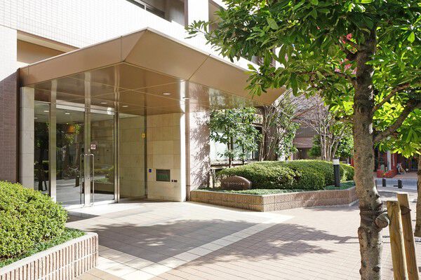 天然大理石などで、贅沢な装いを感じられるエントランス。