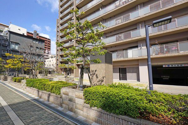 天然石とインターロッキング、芝生で外構をしつらえ洗練さの中にも潤いを演出。