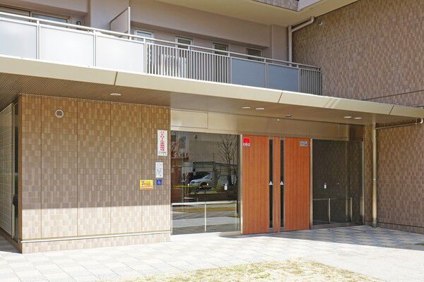 明るい木目調とガラス張りのエントランスはぬくもりと開放感が感じられます。	