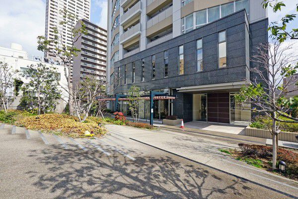 植栽豊かなエントランスアプローチはフロントガーデンを思わせる爽やかさ。