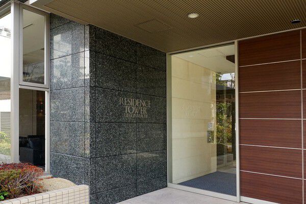 エントランスホールの片側は全面ガラス張り。贅沢な開放感が広がります。