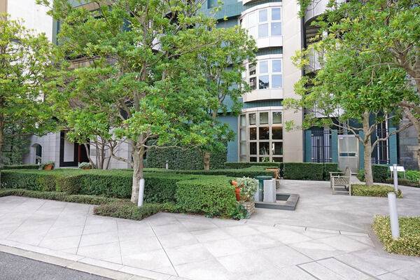 植栽の緑がやすらぎの都市居住を彩ります。