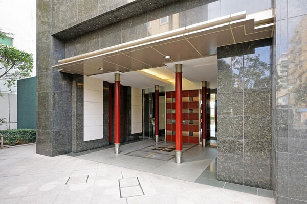 赤い門柱デザインが目を引き印象的なエントランス。