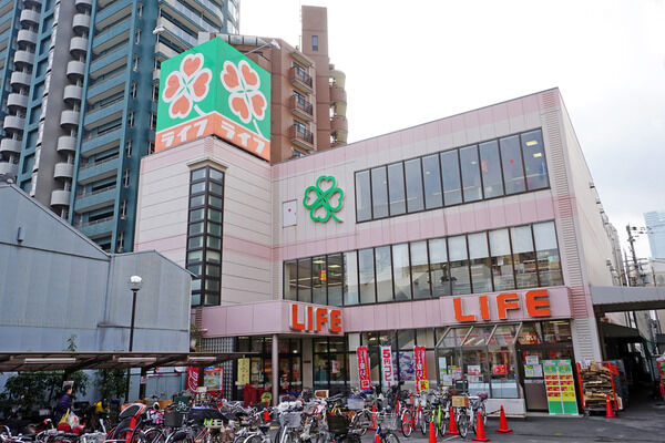 総合スーパー「ライフ四天王寺店」まで約10m(徒歩1分)。