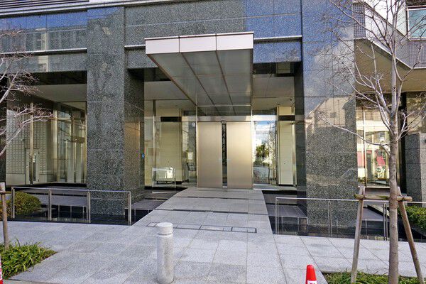 シャンパンゴールドの扉が、華やかでありながら上品なエントランス。