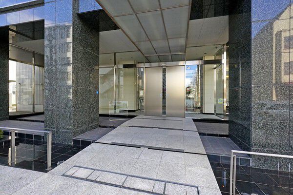 御影石の床と、大理石の壁を中心に構成されたエントランスホール。