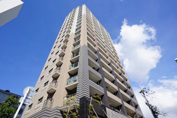 【クレアシティ大阪清水谷】洗練された印象を深めるモダンな装いの中に、どこか懐かしさを感じる佇まい。		