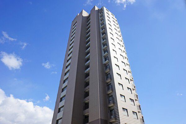 【クレアシティ大阪清水谷】直線美で構成されたグリッドの積み重ねは、都市の躍動感を表現しています。		