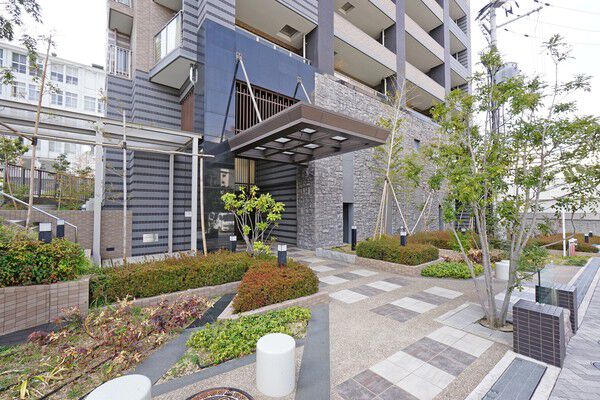 2色のタイルが交互に配され、和の雰囲気を漂わせる前庭的な空間。		