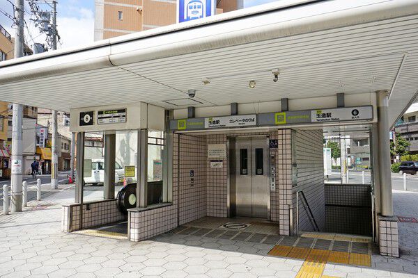 最寄り駅の大阪市長堀鶴見緑地線「玉造」駅まで約400m（徒歩5分）。		