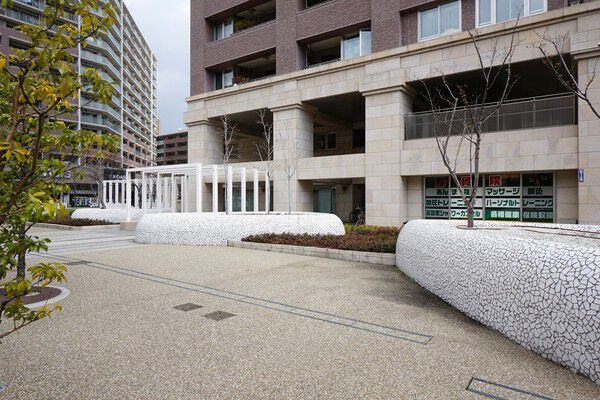 パーゴラが佇むウェルカムガーデンのほか「桜の広場」などの植栽が外構を彩ります。		