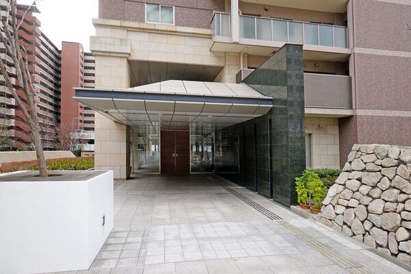 吹き抜けのエントランスホールには、宅配ボックスとメールコーナーを備えています。		