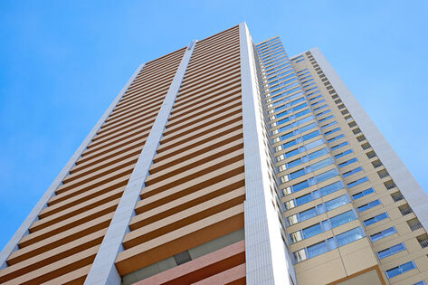 明るくモダンなタイルデザインの外観が目を引きます。