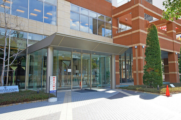 陽光がふんだんに注ぐエントランスがやさしくお迎えします。 陽光がふんだんに注ぐエントランスがやさしくお迎えします。