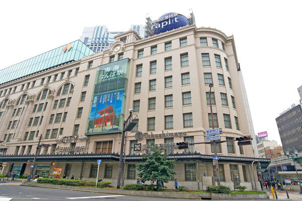 南海電鉄南海本線「難波」駅まで約220m(徒歩3分)。 南海電鉄南海本線「難波」駅まで約220m(徒歩3分)。