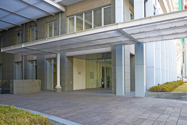 アプローチは歩車完全分離、各施設への動線はバリアフリーで快適です。		