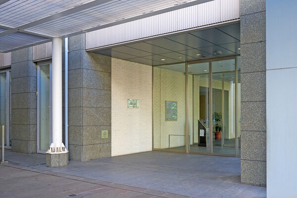 大きな庇のある間口の広いエントランスは、都心のタワーにふさわしい構え。		