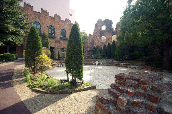 ハーブの香りと草花が美しい「カントリーガーデン」を設けました。		 ハーブの香りと草花が美しい「カントリーガーデン」を設けました。