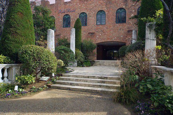 都市空間にありながら、やすらぎを感じさせる住まいへと誘います。		 都市空間にありながら、やすらぎを感じさせる住まいへと誘います。