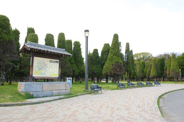 ジョギングにもぴったりの「大阪城公園」まで約1,000m(徒歩13分)。	 ジョギングにもぴったりの「大阪城公園」まで約1,000m(徒歩13分)。