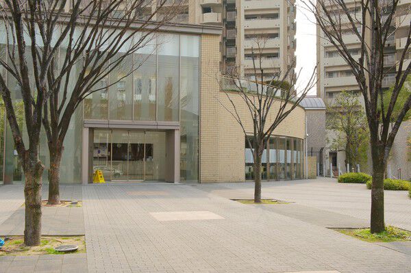 エントランスにはオートロックが採用されています。		